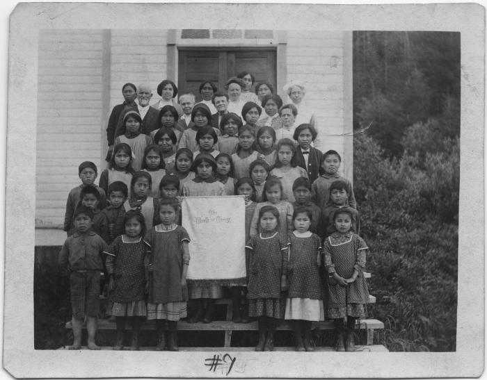 [Elizabeth Long Memorial Home : children and auxiliary women with banner]