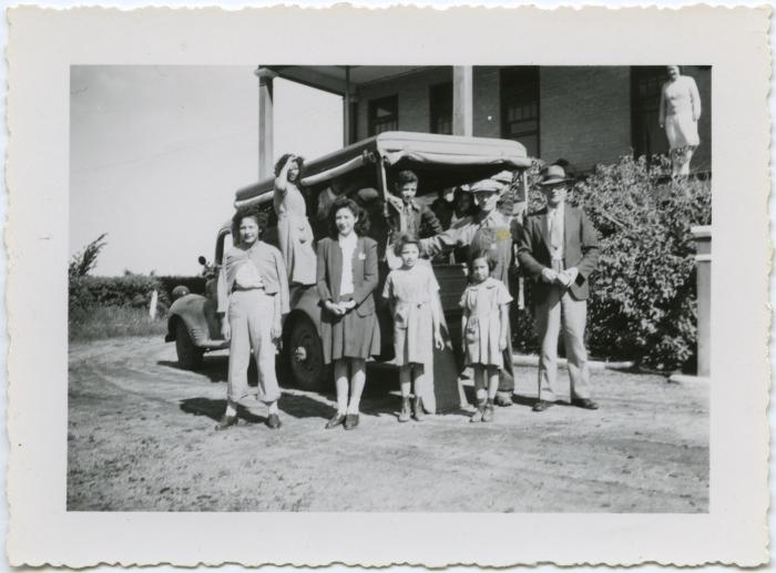 [Students going home to Fort Qu'Appelle from File Hills Residential School, Sask.]