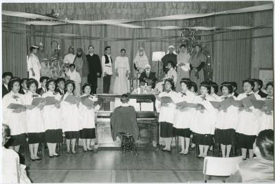 [Students' Christmas presentation]