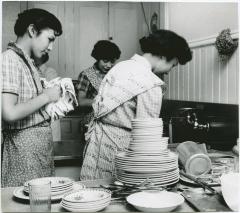 [Female students washing the dishes]