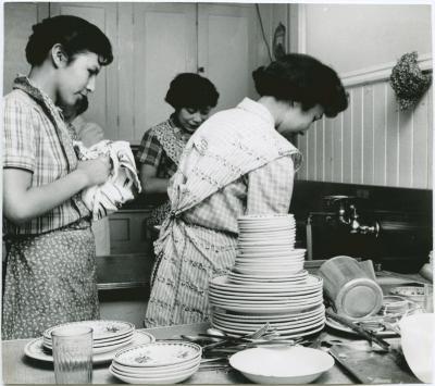 [Female students washing the dishes]