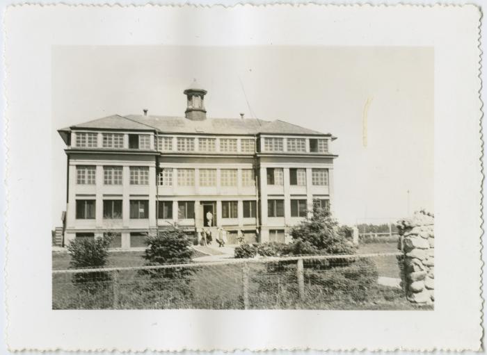 Indian Residential School, Norway House : 100 pupils attend