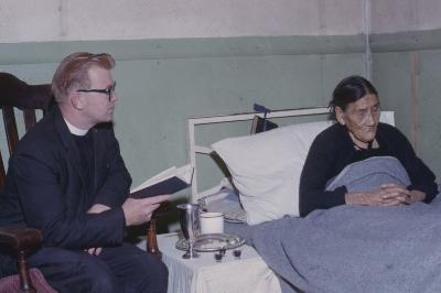 Rev. Stan Folke visits in hospital